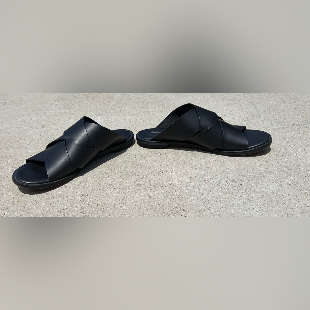 Clarks blk leather sandals!
